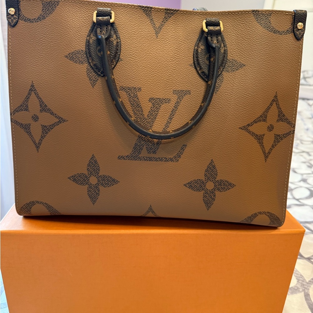 Louis Vuitton On The Go MM Tote - Picture 4 of 17